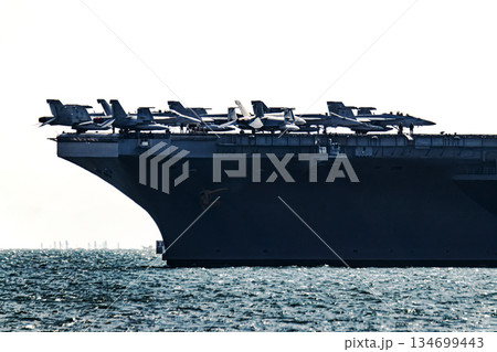 神奈川県横須賀海軍施設から出港して東京湾浦賀水道を航行する米国海軍原子力航空母艦ジョージワシントン 神奈川県横須賀海軍施設から出港して東京湾浦賀水道を航行する米国海軍原子力航空母艦ジョージワシントン 134699443