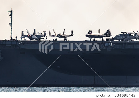 神奈川県横須賀海軍施設から出港して東京湾浦賀水道を航行する米国海軍原子力航空母艦ジョージワシントン 神奈川県横須賀海軍施設から出港して東京湾浦賀水道を航行する米国海軍原子力航空母艦ジョージワシントン 134699445