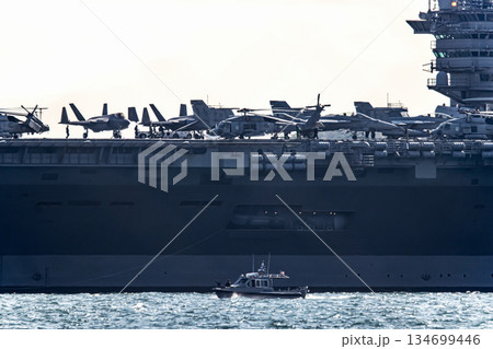 神奈川県横須賀海軍施設から出港して東京湾浦賀水道を航行する米国海軍原子力航空母艦ジョージワシントン 134699446