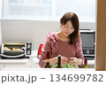 キッチンで料理をする女性 134699782