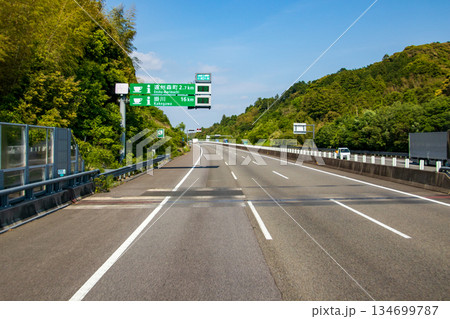 新東名高速道路上の パーキングエリア看板 新東名高速道路上の パーキングエリア看板 134699787