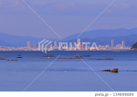 牡蠣筏の先に見える 夕暮れ時の広島の街 牡蠣筏の先に見える 夕暮れ時の広島の街 134699889