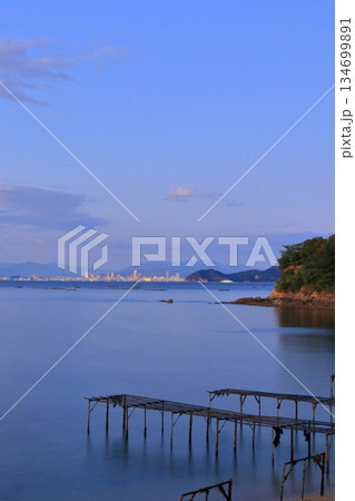 夕暮れ時の江田島から広島市方面を望む 夕暮れ時の江田島から広島市方面を望む 134699891