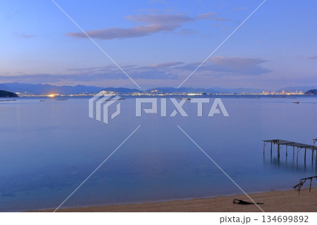 夕暮れ時の江田島から広島市 廿日市市方面を望む 夕暮れ時の江田島から広島市 廿日市市方面を望む 134699892