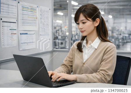 現場データを入力する女性技術者 134700025