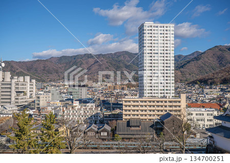 舞鶴城公園から望む甲府市街の街並みとタワーマンション「セインツ.25」【山梨県甲府市】 134700251