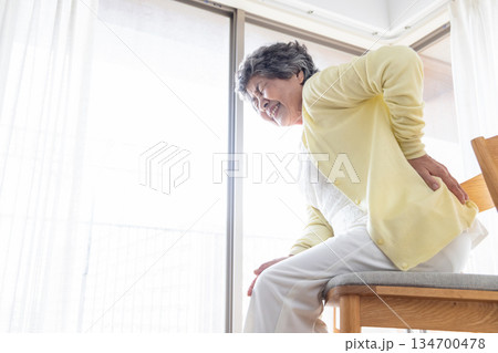 腰痛のシニア女性 134700478