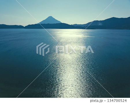 薩摩半島の池田湖と開聞岳の空撮 134700524