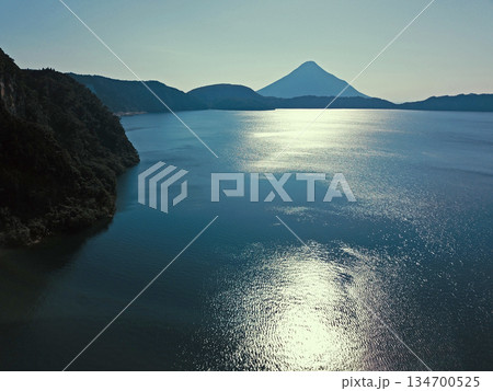薩摩半島の池田湖と開聞岳の空撮 134700525
