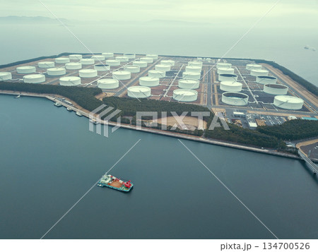 鹿児島県東串良町の志布志国家国家石油備蓄基地の空撮 134700526