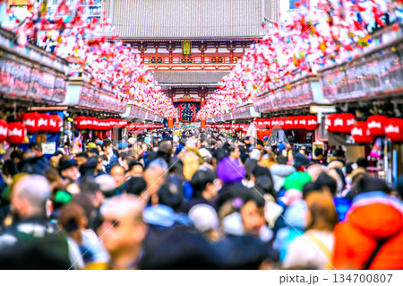 日本の東京都市景観 年の瀬。インバウンドは続く…まるで異国…外国人観光客らで賑わう浅草寺 日本の東京都市景観 年の瀬。インバウンドは続く…まるで異国…外国人観光客らで賑わう浅草寺 134700807