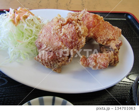 大分県中津市本耶馬渓町、人気食堂「むら上食堂」の「からあげ定食」 134701063