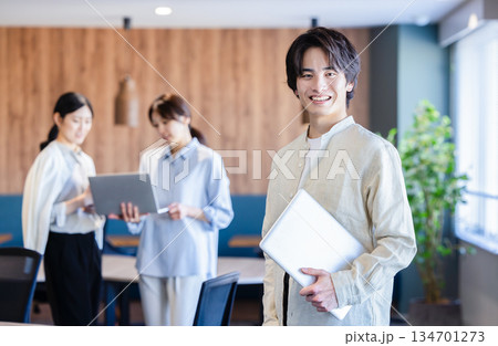 オフィスで働くビジネスマン 134701273