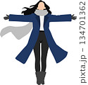 コートをきた女性のイラスト 134701362