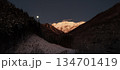 幻想的な夜明け前のコールドムーンと雪の谷川岳 134701419