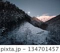 早朝の雪の谷川岳とコールドムーン 134701457