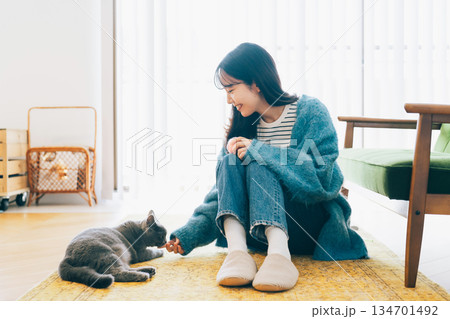 猫と暮らす女性 猫と暮らす女性 134701492