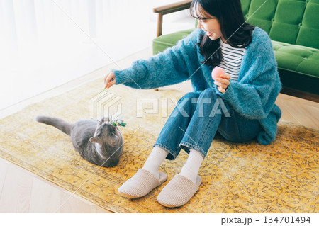 リビングで猫と遊ぶ女性 リビングで猫と遊ぶ女性 134701494
