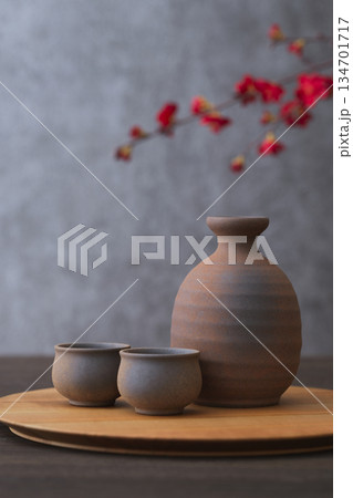 日本酒イメージ　徳利とお猪口の酒器セット 134701717