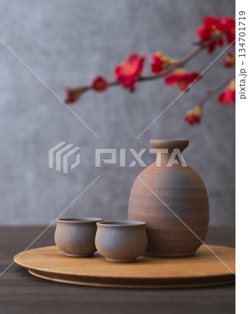 日本酒イメージ　徳利とお猪口の酒器セット 134701719