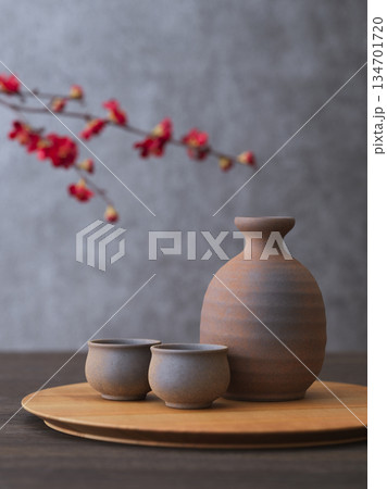 日本酒イメージ　徳利とお猪口の酒器セット 134701720