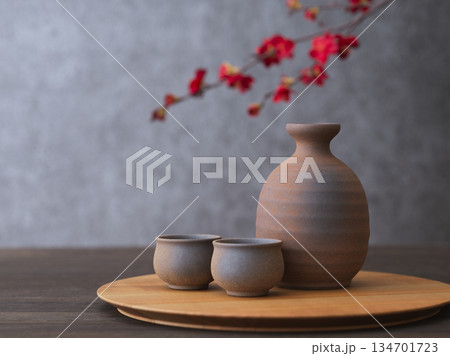 日本酒イメージ 徳利とお猪口の酒器セット 日本酒イメージ 徳利とお猪口の酒器セット 134701723