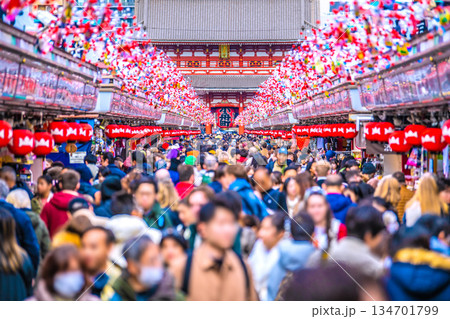 日本の東京都市景観 年の瀬。インバウンドは続く…まるで異国…外国人観光客らで賑わう浅草寺。新時代へ 134701799