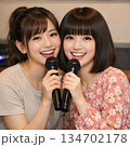 カラオケBOXで仲良くカラオケをする女性 134702178