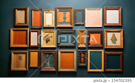木製の額縁がたくさん壁に掛けられている風景 134702393