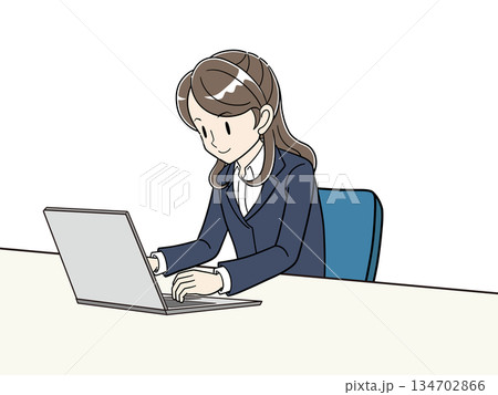 笑顔でノートパソコンを操作するスーツの女性ビジネスパーソン 笑顔でノートパソコンを操作するスーツの女性ビジネスパーソン 134702866