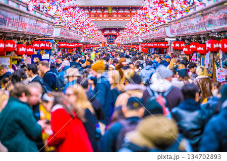 日本の東京都市景観 年の瀬。インバウンドは続く…まるで異国…外国人観光客らで賑わう浅草寺。希望の時代 134702893