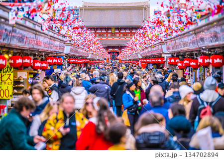 日本の東京都市景観 年の瀬。インバウンドは続く…まるで異国…外国人観光客らで賑わう浅草寺。輝く明日へ 日本の東京都市景観 年の瀬。インバウンドは続く…まるで異国…外国人観光客らで賑わう浅草寺。輝く明日へ 134702894