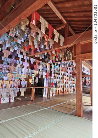 福岡県築上郡にある八幡古表神社色とりどりの着物を干す乾衣祭 福岡県築上郡にある八幡古表神社色とりどりの着物を干す乾衣祭 134703081