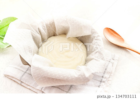 水切りするクリームチーズ生地 134703111
