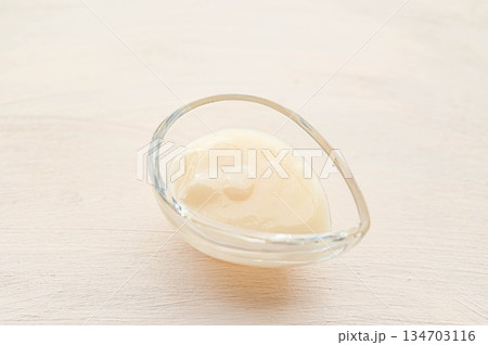 ガラスの器に入った濾した塩こうじ 134703116