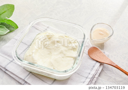 容器に入ったヨーグルトと塩こうじ 134703119