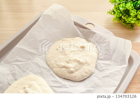 豆腐パンの生地をクッキングシートに乗せる 豆腐パンの生地をクッキングシートに乗せる 134703126