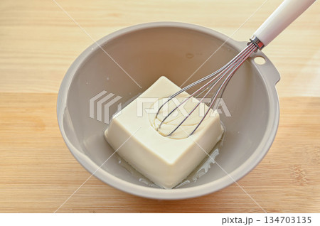 泡立て器で豆腐を崩す 泡立て器で豆腐を崩す 134703135
