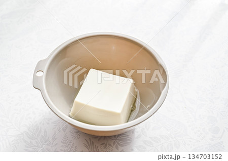 ボウルに入れた絹ごし充填豆腐 ボウルに入れた絹ごし充填豆腐 134703152