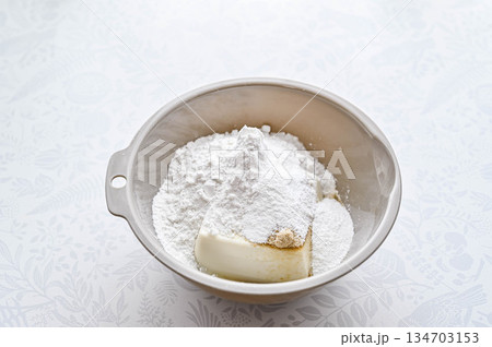 絹ごし充填豆腐に粉物を加える 絹ごし充填豆腐に粉物を加える 134703153