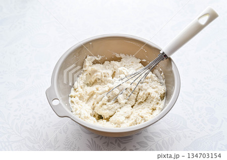 絹ごし充填豆腐に粉物を加えて混ぜる 絹ごし充填豆腐に粉物を加えて混ぜる 134703154