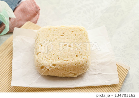 レンジで作る蒸しパン風豆腐米粉パン 134703162