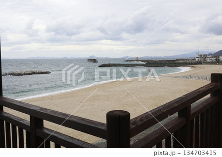 冬の曇り空と荒れた瀬戸内海を木の柵越しに望む風景。愛媛県伊予市。 134703415