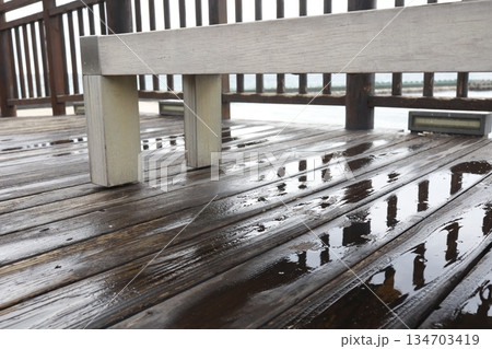 雨で濡れた屋外ウッドデッキ。濡れた木材イメージ。 雨で濡れた屋外ウッドデッキ。濡れた木材イメージ。 134703419