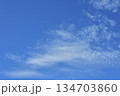 青空に浮かぶ白い雲 134703860