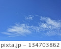 青空に浮かぶ白い雲 134703862