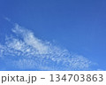 青空に浮かぶ白い雲 134703863