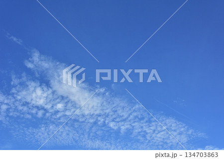 青空に浮かぶ白い雲 青空に浮かぶ白い雲 134703863