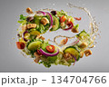 空中に舞う新鮮なサラダ 134704766