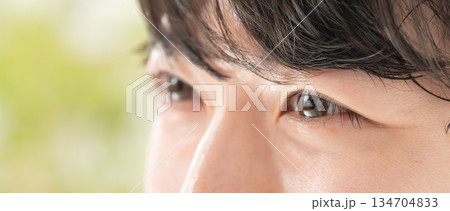 男性　目元　アップ 134704833